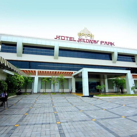 Hotel Hillway Park โกลลัม ภายนอก รูปภาพ