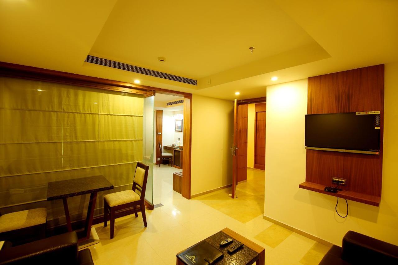 Hotel Hillway Park โกลลัม ภายนอก รูปภาพ
