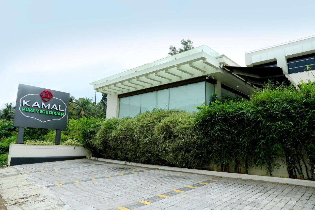 Hotel Hillway Park โกลลัม ภายนอก รูปภาพ