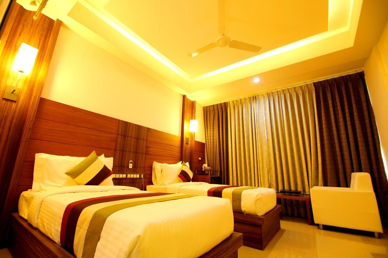 Hotel Hillway Park โกลลัม ภายนอก รูปภาพ