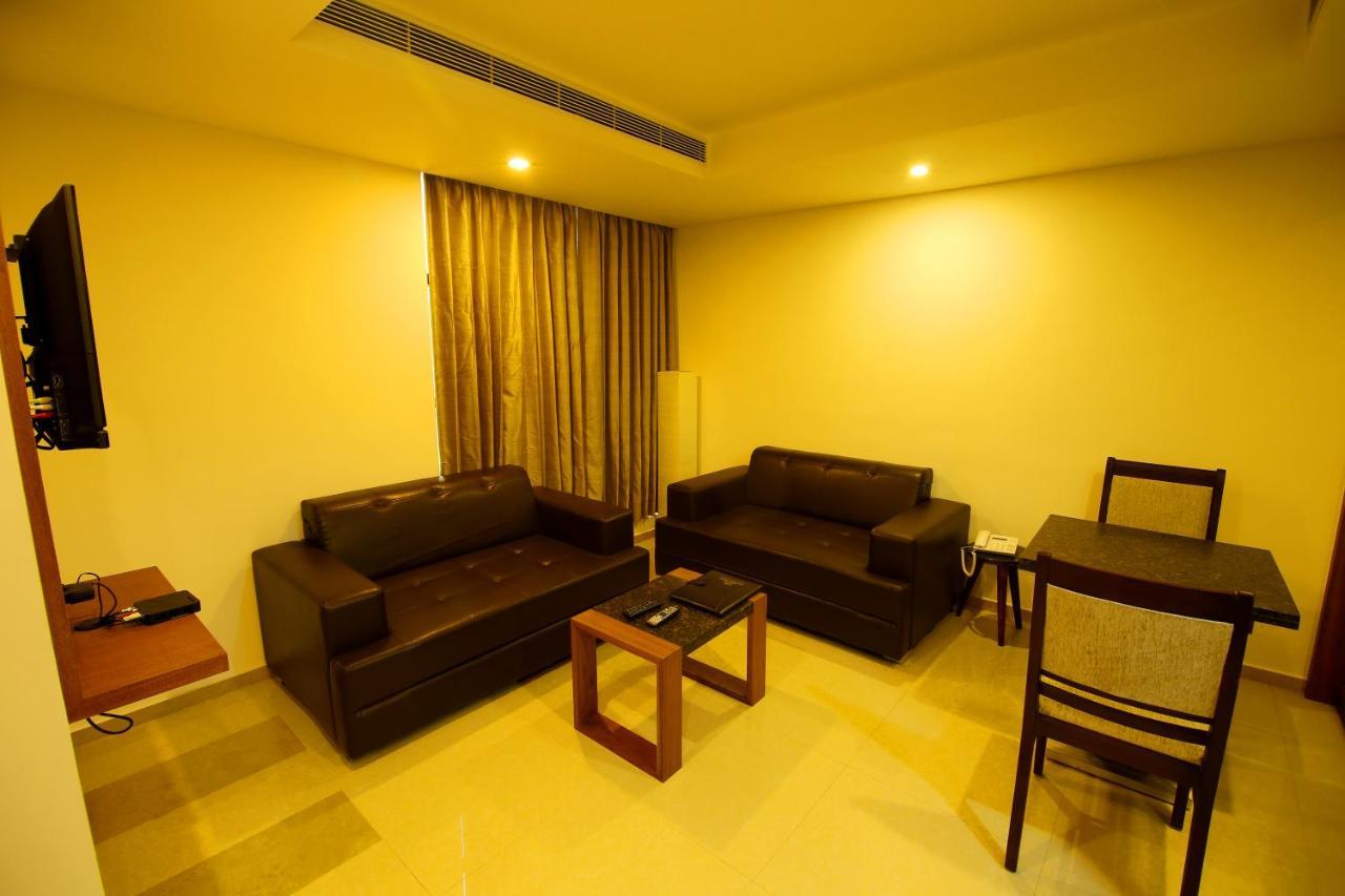 Hotel Hillway Park โกลลัม ภายนอก รูปภาพ