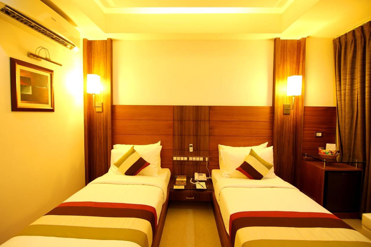 Hotel Hillway Park โกลลัม ภายนอก รูปภาพ