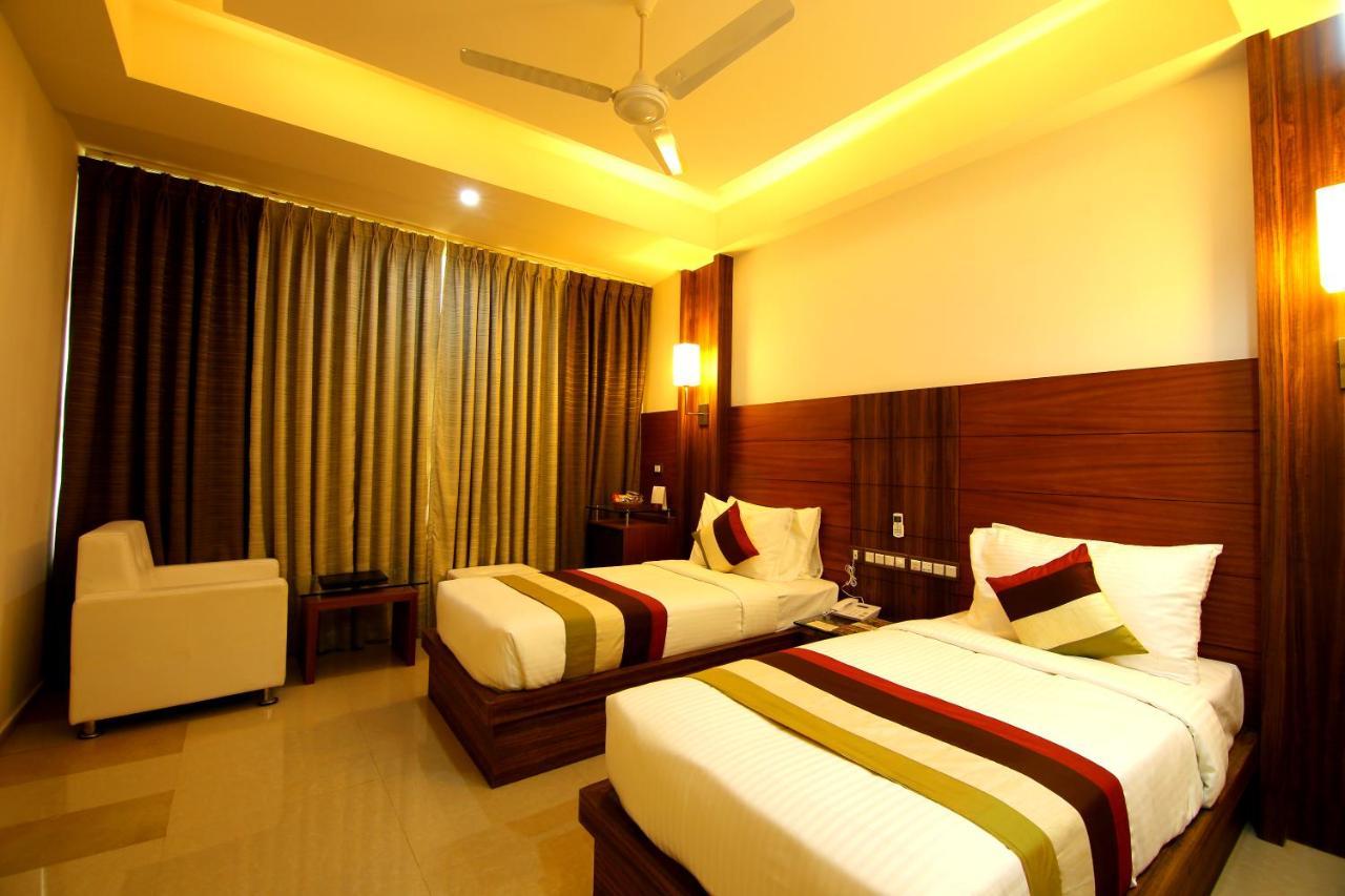 Hotel Hillway Park โกลลัม ภายนอก รูปภาพ