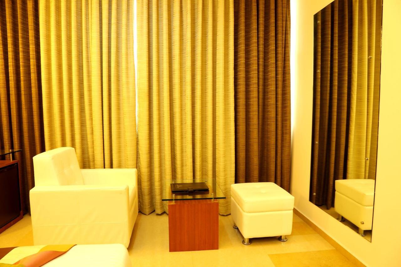 Hotel Hillway Park โกลลัม ภายนอก รูปภาพ