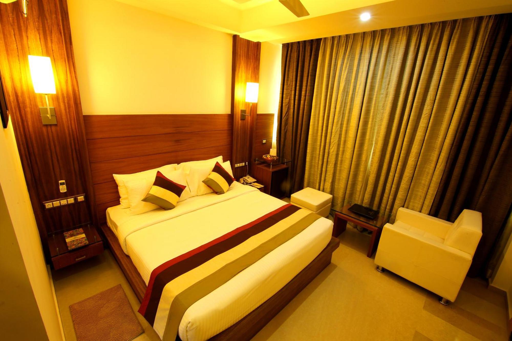 Hotel Hillway Park โกลลัม ภายนอก รูปภาพ